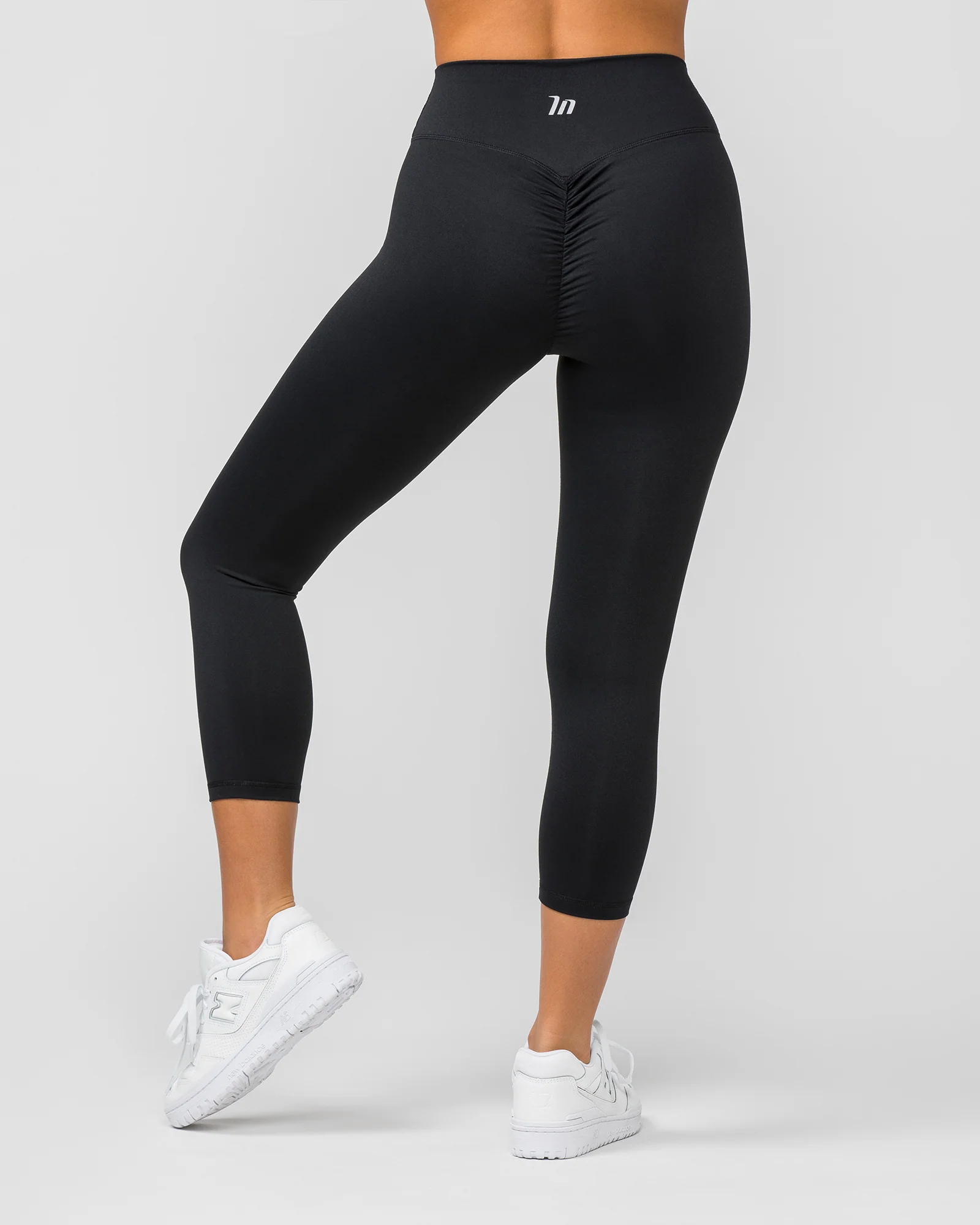 Signature Scrunch 7/8 Leggings - Black - Image 5